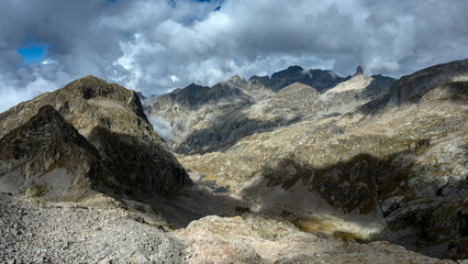 Paysage de montagne autour de la Baisse du Basto dans le Parc National du Mercantour en été en France dans les Alpes-Maritimes avec des nuages