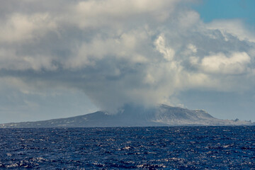 噴煙を上げる西ノ島