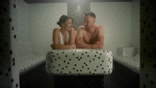 Yarim hayotda yalangoch forslar Angarskda pul uchun jinsiy aloqa