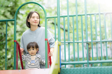 Obraz premium すべり台で遊ぶ親子