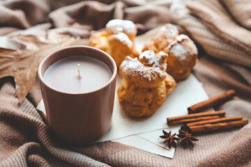 Candle with the scent of cinnamon and eclairs