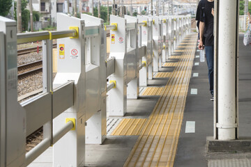 駅　ホームドア