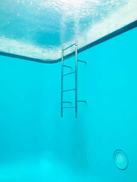Piscina falsa del artista Leandro Erlich en el Museo de Arte Contempor&aacute;neo de Kanazawa