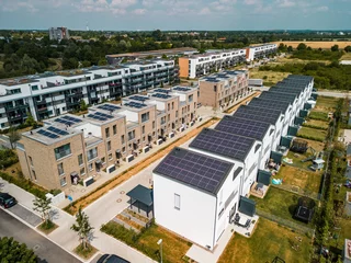 Foto op Plexiglas Wohnhäuser mit Solaranlagen auf den Dächern © Samuel