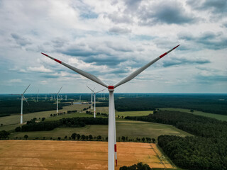 Windkraftanlagen zwischen Feldern