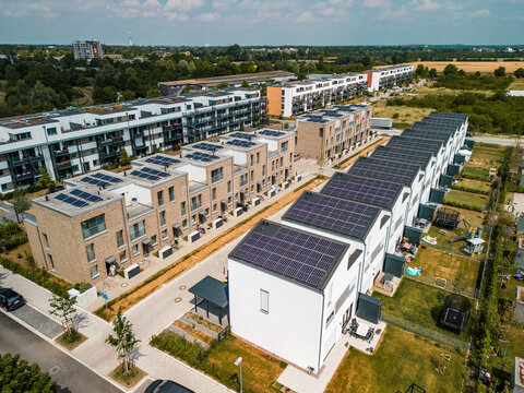 Wohnh&auml;user mit Solaranlagen auf den D&auml;chern