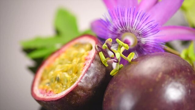 Close up of a Lilikoi or passion fruit ( Passiflora edulis var. flavicarpa)  blossom and leaves Stock Photo - Alamy