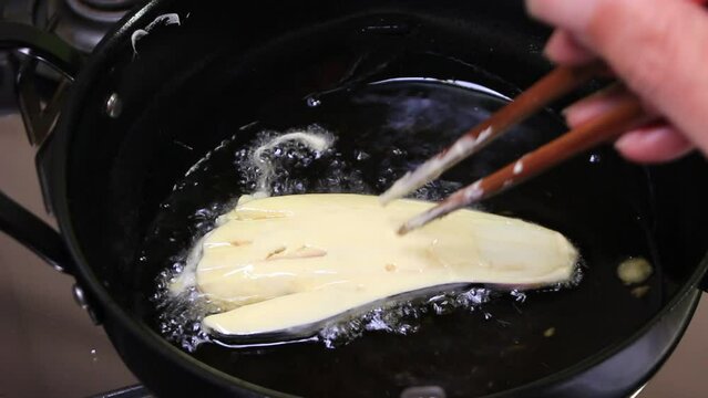 秋ナスの天ぷら（日本の家庭料理）