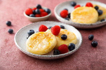 Cottage cheese cakes with fresh berries