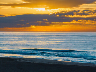 Obraz premium Aerial sunrise over the sea, beach and lagoon