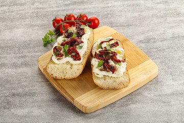 Bruschetta with strachatella and dry tomato