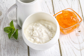 Grain curd with cream and jam