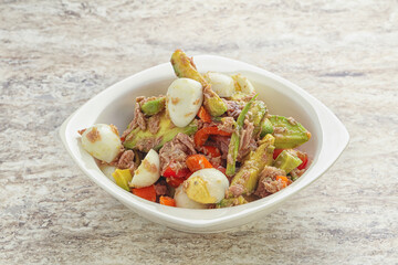 Salad with tuna and avocado