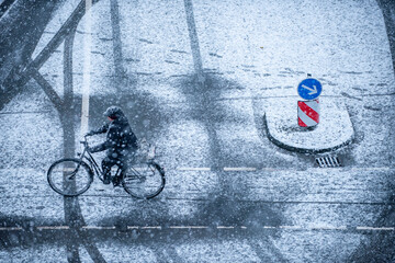 Radfahrerin im Schnee
