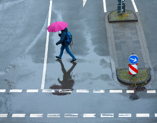 Mann mit Regenschirm