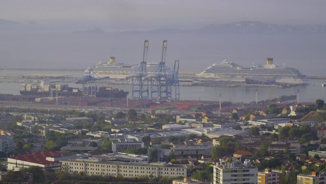 Marseille, vue sur la mer et le port autonome avec ses grues et ses bateaux de touristes