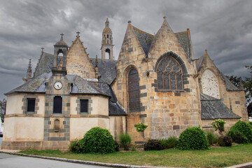 Le Faou. Eglise Notre-Dame de Rumengol sous ciel mena&ccedil;ant. Finist&egrave;re. Bretagne	