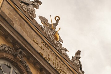 Obraz premium there is an architectural building that has two angel statues on top