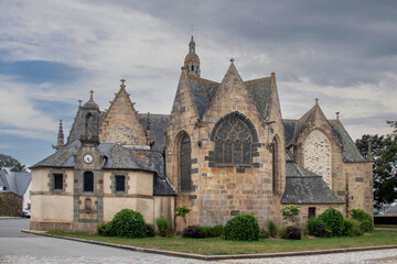 Le Faou. Eglise Notre-Dame de Rumengol sous ciel mena&ccedil;ant. Finist&egrave;re. Bretagne	