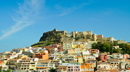 Fototapeta premium Il borgo medievale di Castel Sardo affacciato sullo spettacolare mare della Sardegna. Sardegna, provincia di Sassari. Italia