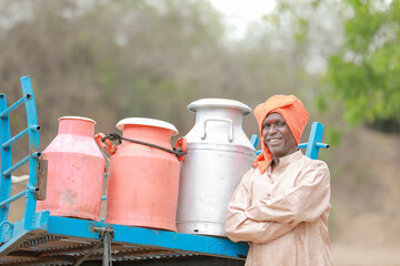 Obraz premium happy Indian farmer selling milk in farm