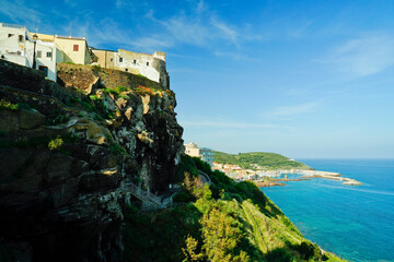Il borgo medievale di Castel Sardo affacciato sullo spettacolare mare della Sardegna. Sardegna,...