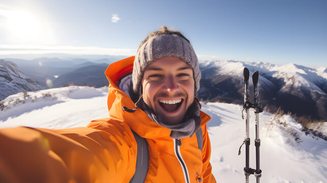 Un homme en train de se prendre en selfie pendant sa session de ski en hiver.