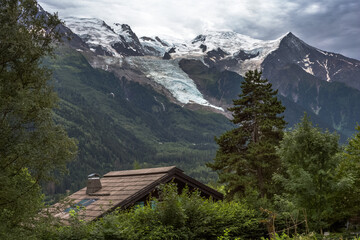Fototapeta na wymiar Le Mont-Blanc et le glacier des Bossons vus de Chamonix en Savoie 