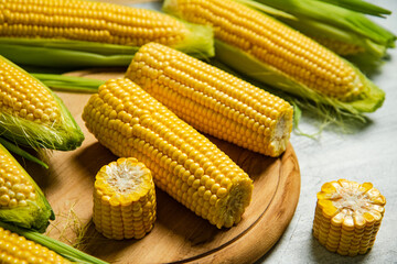 Fresh corn on cutting board.