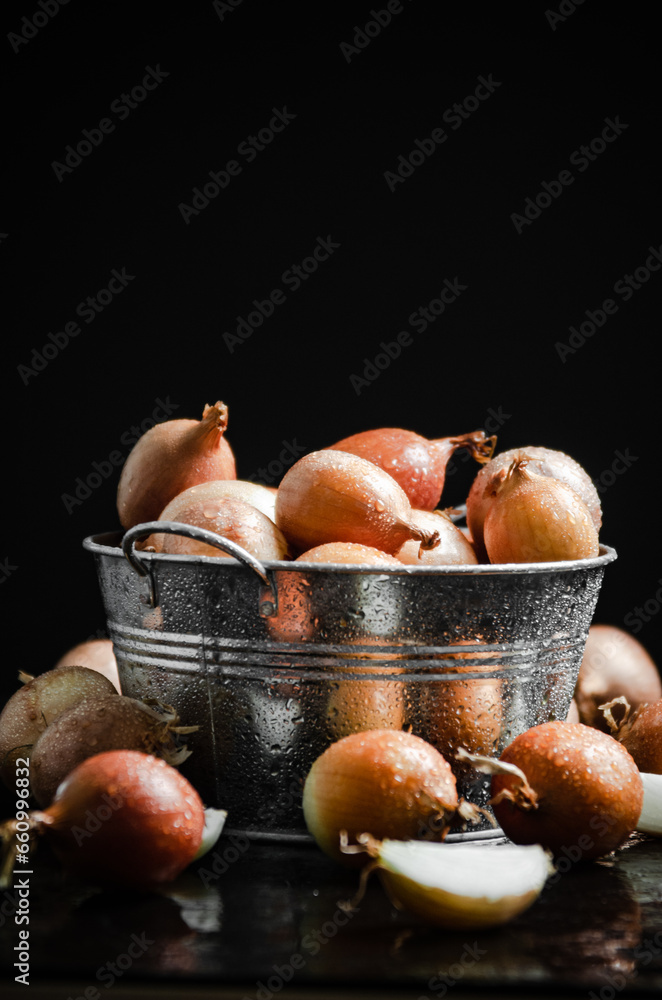 Wall mural Fresh onions . On table