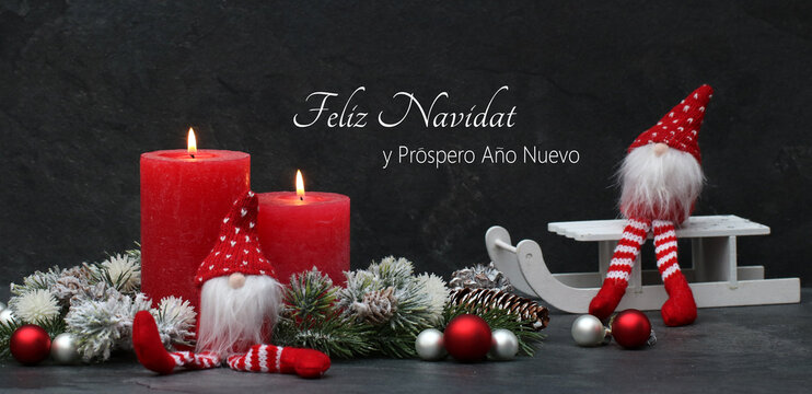 Tarjeta de Navidad: Decoración navideña con velas rojas y la inscripción Feliz Navidad y Próspero Año Nuevo.