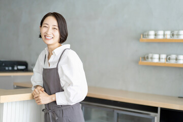 エプロンを着た笑顔の女性