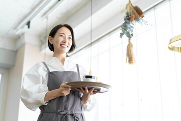 笑顔のカフェ店員女性