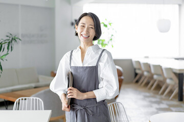 カフェで働く女性