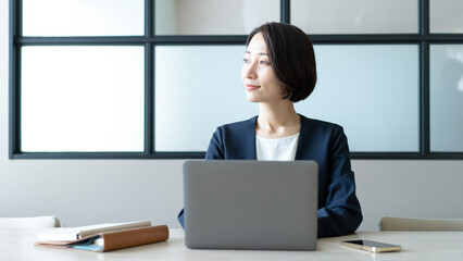 オフィスでパソコンを使うビジネスウーマン