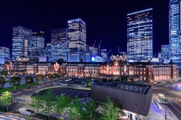 東京駅と高層ビル群の夜景（クール調）