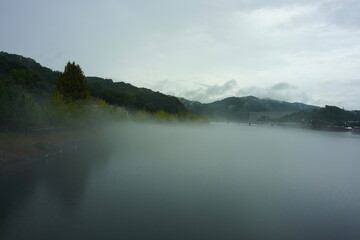 한국 안동 댐의 비오는 날 풍경