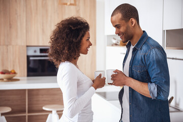 Obraz premium Couple in kitchen