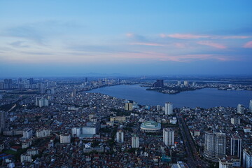 Obraz premium Aerial View of Hanoi City from Top of Hanoi, Rooftop Bar, at Lotte Hotel Hanoi in Vietnam - ベトナム ハノイ 全景