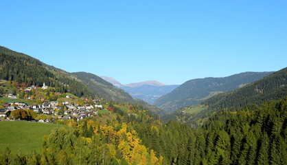 St. Walburg im Ultental bei Meran, Blick aus dem Tal bei wolkenlosen Himmel, Herbstlandschaft in Südtirol, Herbsturlaub