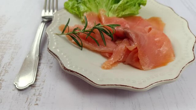 assiette de saumon fum&eacute;, en gros plan, sur une table