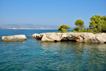 Obraz premium View of the wild rocky beach on Kefalonia, the largest of the Ionian island, Greece, Europe. Concept of tourism and travel.