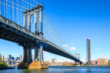 the famous manhattan bridge of new york