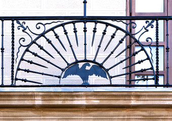 Águila de hierro en el balcón