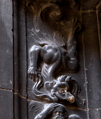 Dragón humanoide con rostro desfigurado