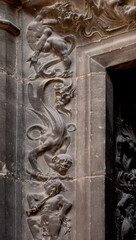 Figuras grotescas y simbólicas en la iglesia