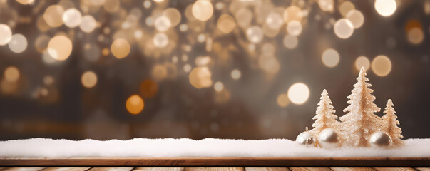Leerer Holztisch vor unscharfem weihnachtlichen Hintergrund mit Weihnachtsdeko und copy space
