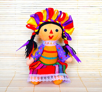 Mu&ntilde;equita Lele Mexicana, acostada y sentada, originaria del estado de Queretaro, artesan&iacute;a, hermosos colores, listones en su cabello, ropa tradicional Mexicana