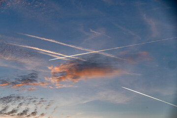 Viele Kondensstreifen am blauen Himmel