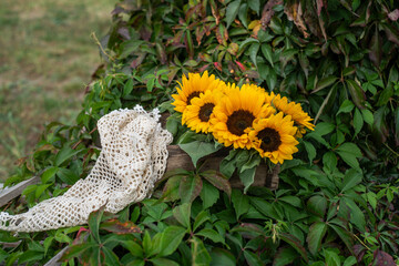 Dekoration im Spätsommer mit Sonnenblumen im Landhausstil